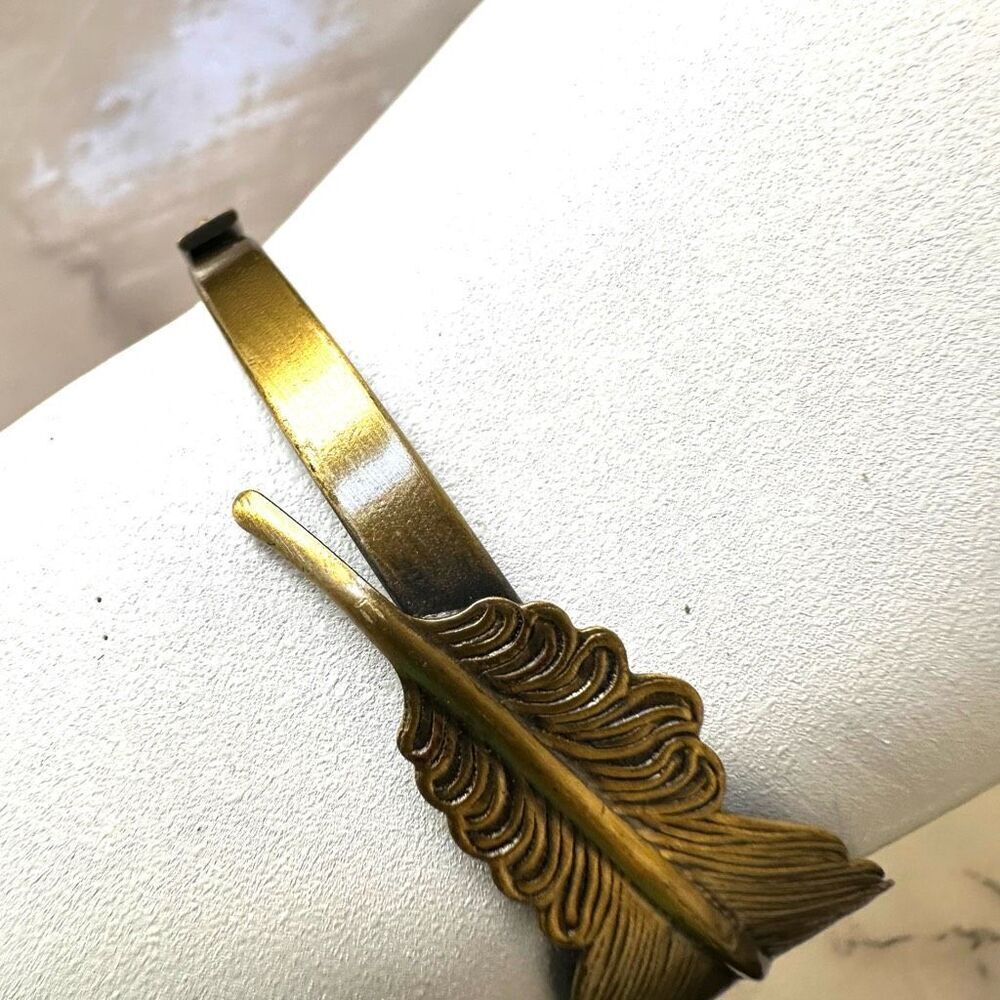 Gold tone feather bracelet - Picture 4 of 10